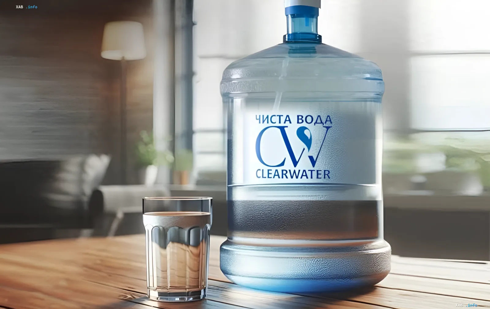Бутылка питної води бренду «Чиста вода» (Clearwater) і склянка з водою на дерев'яному столі — виробництво зупинено після російського удару по Милі
