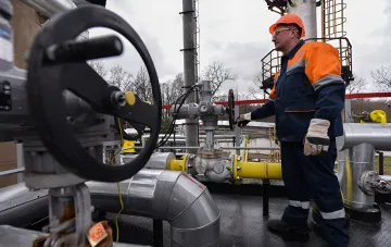 Оператор газового хранилища управляет вентилем на газопроводе на фоне низких запасов газа в ЕС