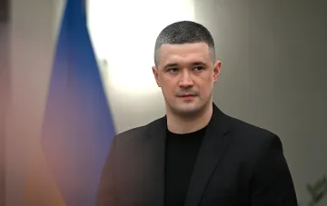 Игорь Федоров в чёрном костюме на фоне украинского флага: предложение США «армии дронов» в обмен на перехватчики Patriot
