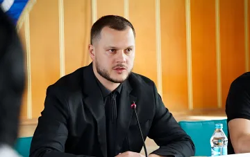 Представитель власти на совещании по вопросам сигналов тревоги и комендантского часа в Киеве