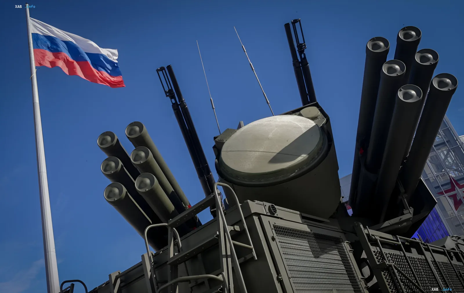 Russian air defense missile system with launch canisters and radar against the Russian flag, in the context of MoD statements on preparing strikes on Ukraine's energy infrastructure