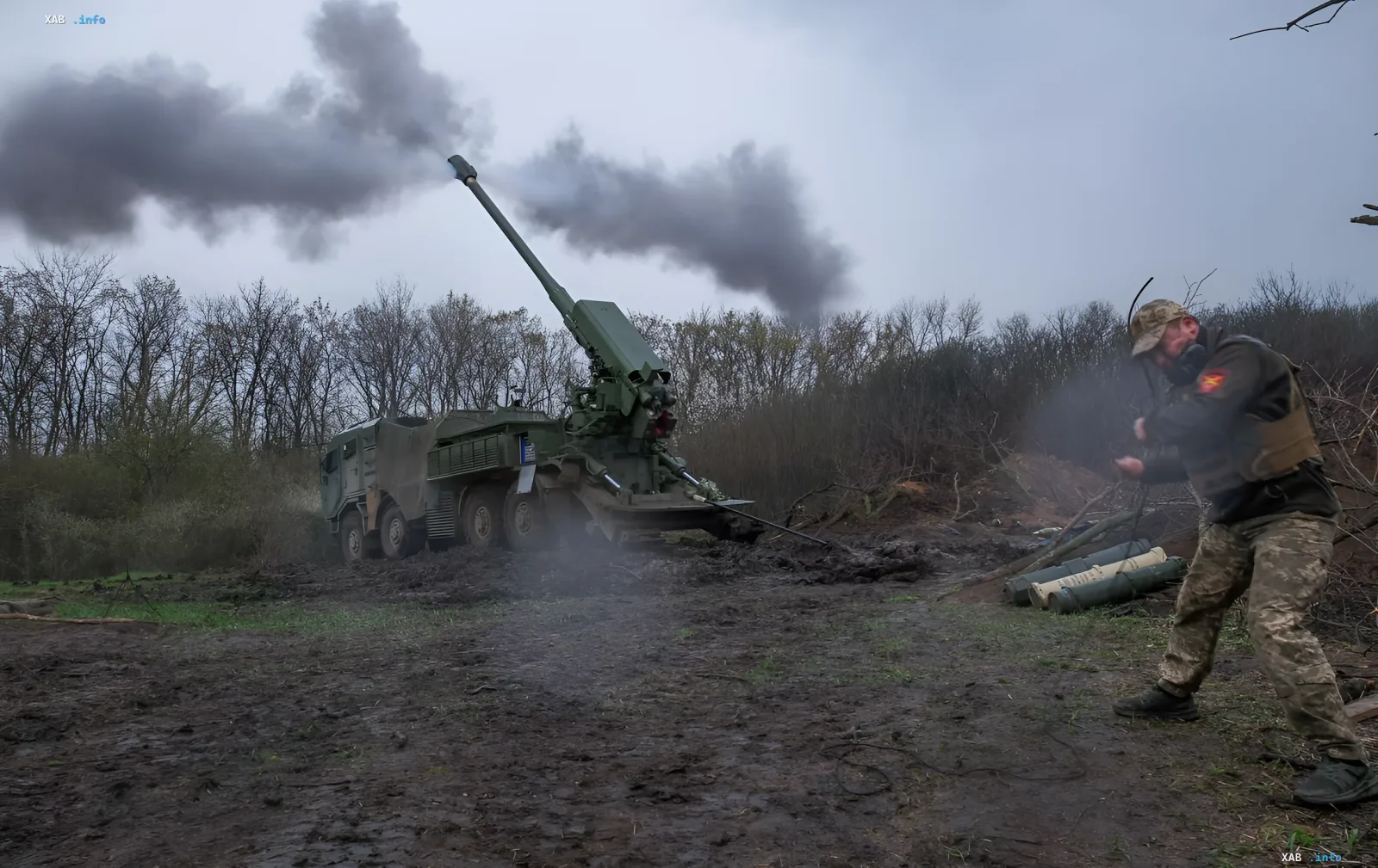Украинский военнослужащий наблюдает за выстрелом самоходной гаубицы 155-мм калибра на полигоне