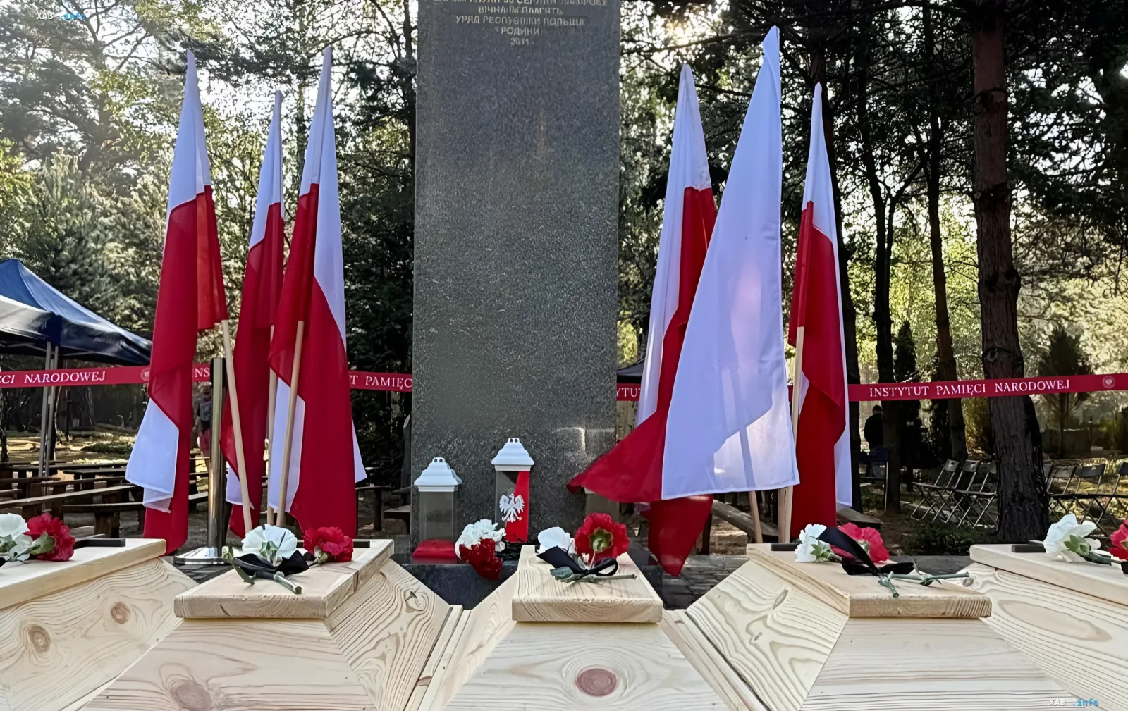Мемориальная церемония перезахоронения польских жертв Волынской трагедии на Украине с польскими флагами и цветами