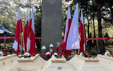 Мемориальная церемония перезахоронения польских жертв Волынской трагедии на Украине с польскими флагами и цветами