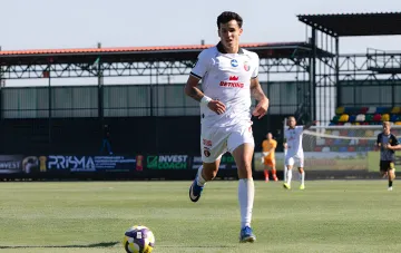Brasilianischer Fußballer Jan Fabricio im weißen Trikot von Weres, der den Ball während eines Spiels in Riwne führt