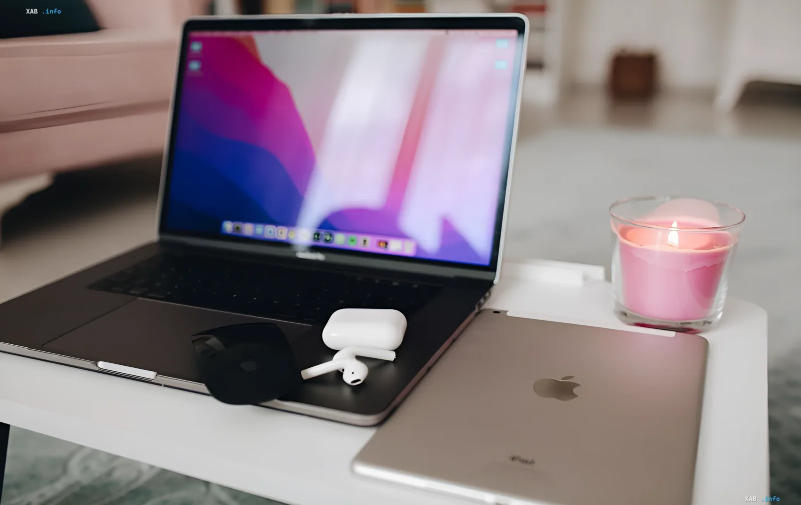 MacBook і iPad Apple на столі — пристрої, які перейдуть на OLED-екрани за графіком оновлень до 2029 року