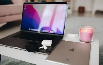 MacBook і iPad Apple на столі — пристрої, які перейдуть на OLED-екрани за графіком оновлень до 2029 року