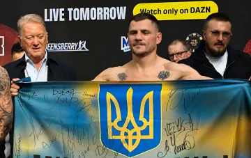 Беринчик на церемонії зважування перед боєм з Ноуксом тримає український прапор з автографами — фото до сюжету про поразку