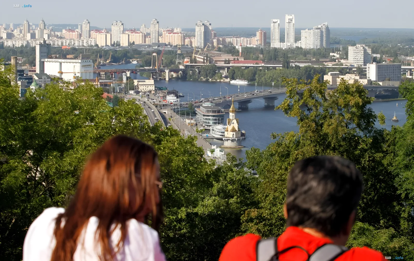 Blick auf Kiew von oben: Touristen beobachten die Stadt und den Dnipro vor dem Hintergrund westlicher Reisewarnungen für die Ukraine