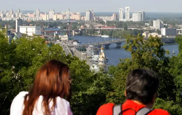 Blick auf Kiew von oben: Touristen beobachten die Stadt und den Dnipro vor dem Hintergrund westlicher Reisewarnungen für die Ukraine