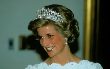 Prinzessin Diana in einem Diamant-Diadem und Perlenohrringen — ein neuer Strich zum Porträt zum 29. Todestag