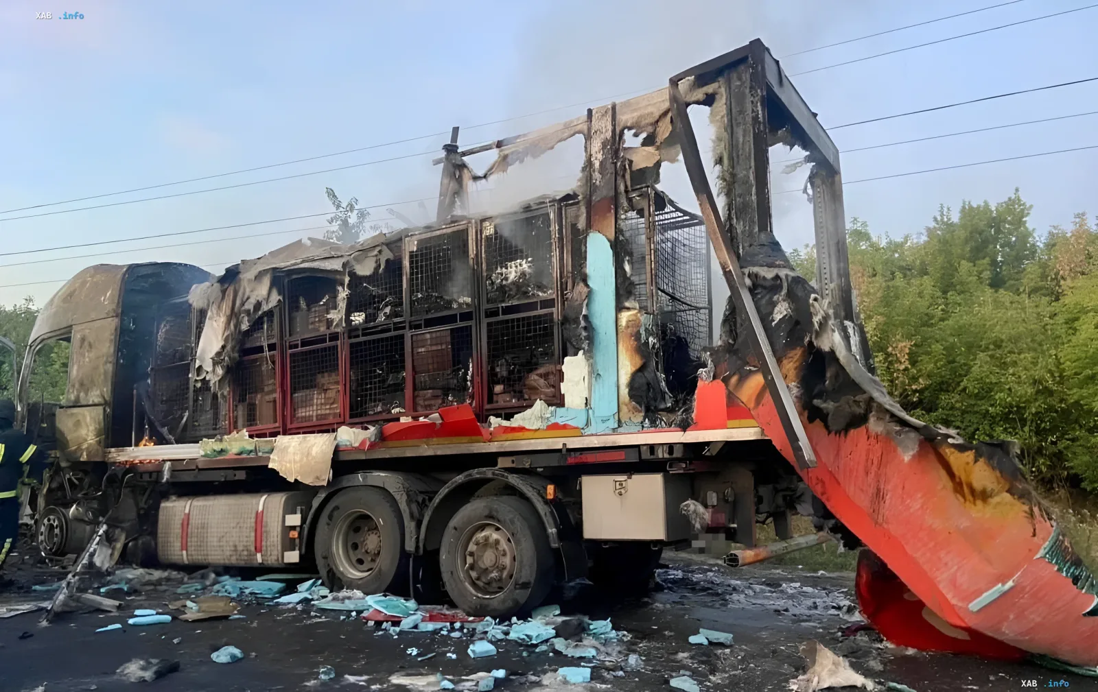 Сгоревший грузовик Новой почты после атаки российского дрона в Близнюках, обугленный кузов и дым