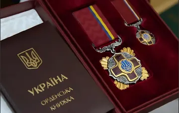 Государственный орден Украины в бархатной коробке с орденовой книжкой — награда, врученная энергетикам ДТЭК ко Дню Независимости