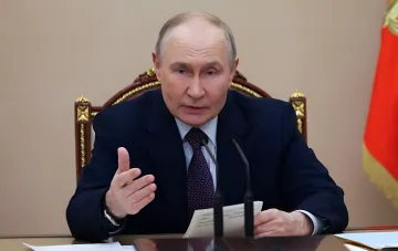 Владимир Путин на заседании по вопросам безопасности, подписывающий указ о четвёртом расширении штата ФСО до 812 человек