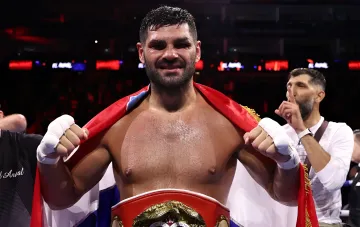 Блажо Хргович с чемпионским поясом IBF после победы над Итаумой в титульном бою