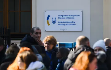 Очередь граждан перед зданием Генерального консульства Украины в Кракове, связанная с изменениями правил консульского учета детей