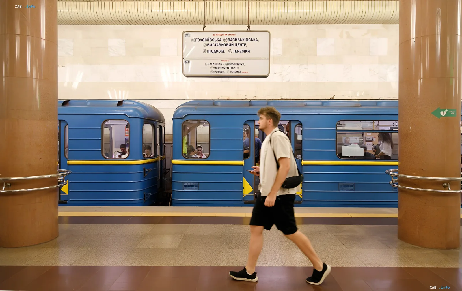 Ein Fahrgast geht über einen Kiewer U-Bahn-Steig, während die Stadt sich an neue Sicherheitsprotokolle anpasst