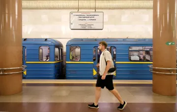 Пасажир проходить платформою київського метрополітену під час роботи підземки за умов двох рівнів тривоги