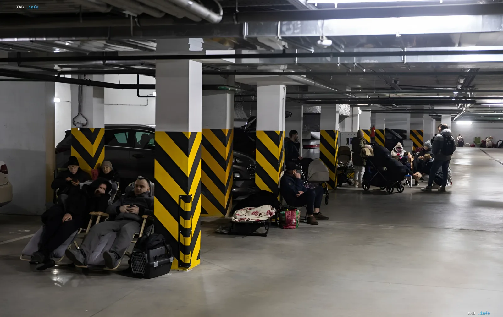 Люхи ховаються в підземному паркінгу під час повітряної тривоги в Києві — приклад використання паркінгу як укриття біля метро на Лівому березі