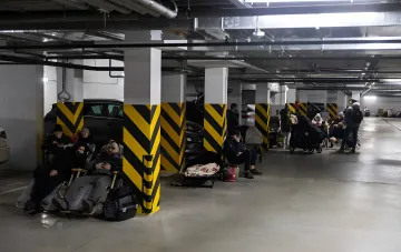 Люхи ховаються в підземному паркінгу під час повітряної тривоги в Києві — приклад використання паркінгу як укриття біля метро на Лівому березі