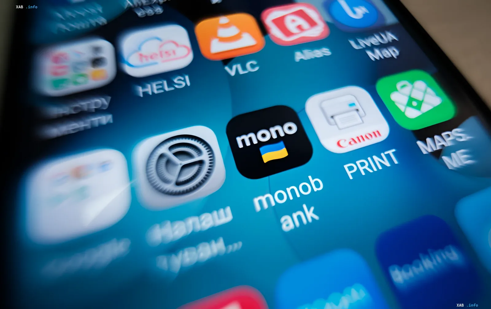 Иконка приложения monobank с украинским флагом на экране смартфона среди других цифровых сервисов