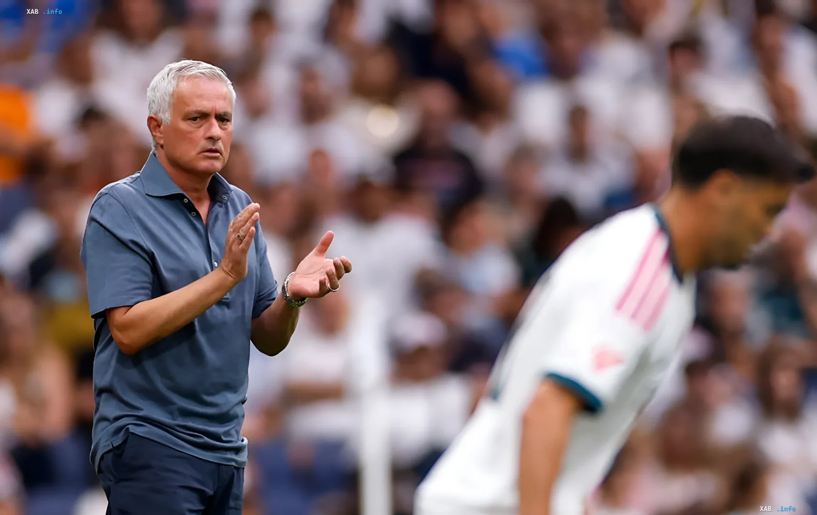 Jose Mourinho gestikuliert an der Seitenlinie während eines Spiels vor dem Hintergrund einer vollen Tribüne