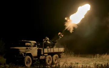 Ночной запуск ракеты с военной пусковой установки: огненный след на фоне тёмного неба в контексте массированного удара России по Украине