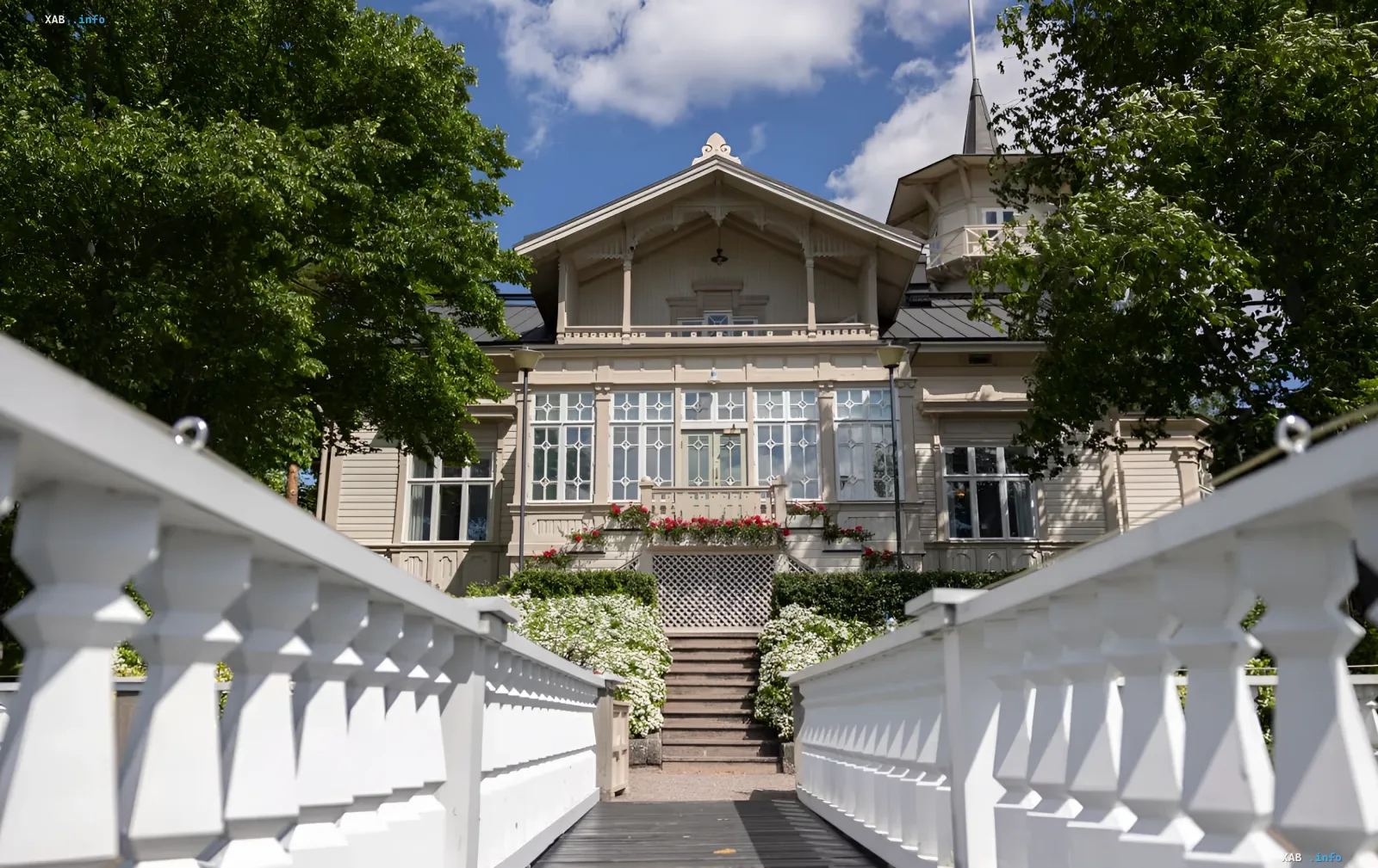 Kesäranta, die Residenz des finnischen Ministerpräsidenten, für die Öffentlichkeit geöffnet: Fassade des Hauses mit weißen Brüstungen und Blumenbeeten