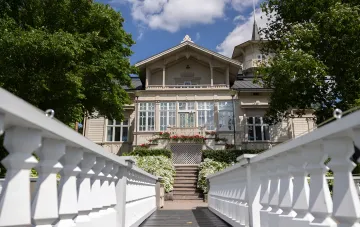 Kesäranta, die Residenz des finnischen Ministerpräsidenten, für die Öffentlichkeit geöffnet: Fassade des Hauses mit weißen Brüstungen und Blumenbeeten