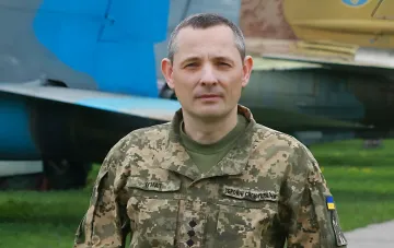 Представник ЗСУ Ігнат у камуфляжі на тлі військової авіації коментує масові удари дронів «Шахед» по Києву