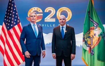 Антон Силуанов и Скотт Бессент на встрече в рамках саммита G20 в США перед флагами России и Министерства финансов США