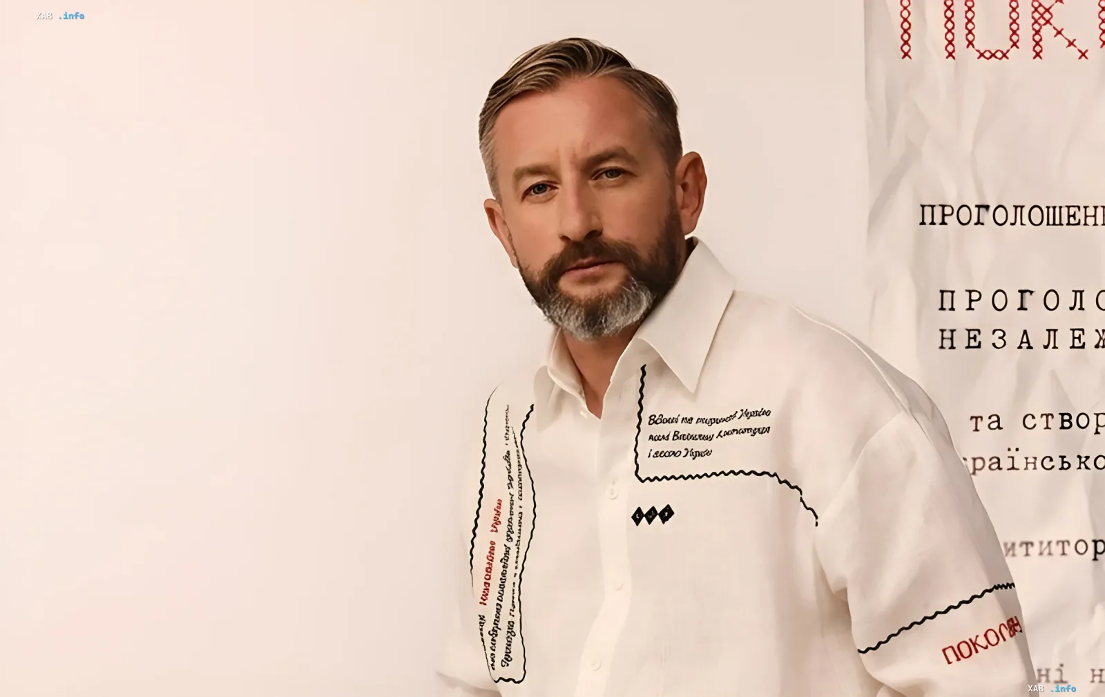 Serhij Sschanan in einem weißen Hemd mit ukrainischen Stickereien auf der Literaturmesse
