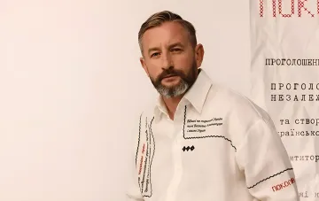 Serhij Sschanan in einem weißen Hemd mit ukrainischen Stickereien auf der Literaturmesse