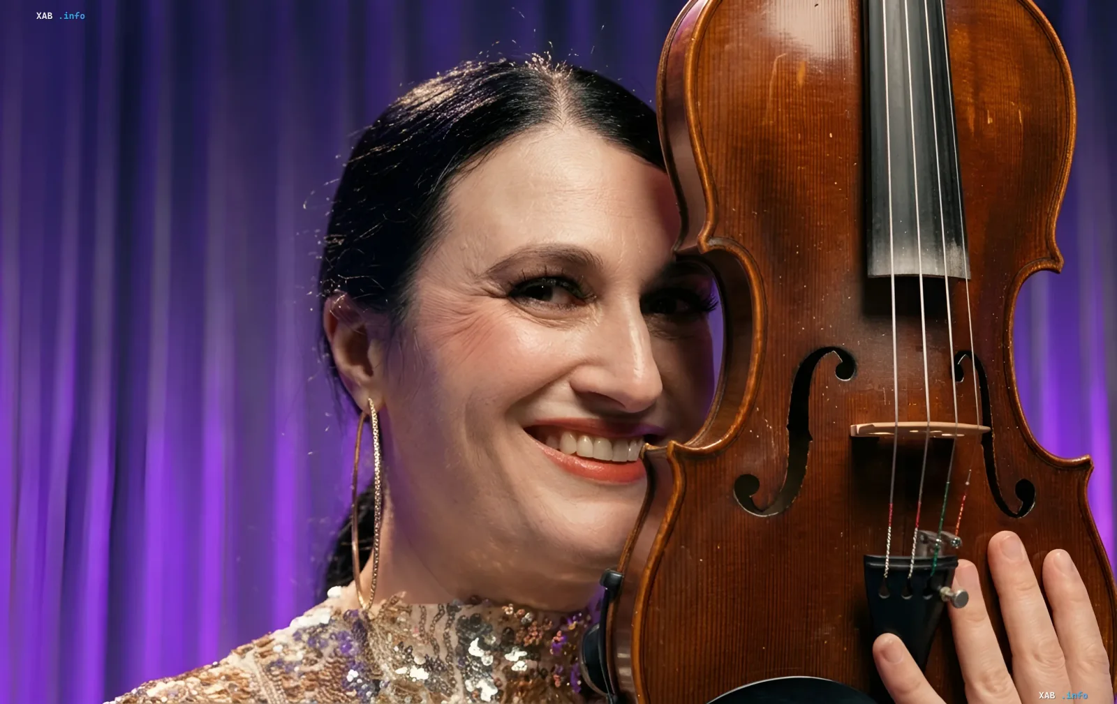 TikTok-Geigerin lächelt mit der Violine auf der Bühne von „Ukraine Has Talent“ vor ihrem gescheiterten Debüt
