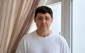 Вячеслав Грабовой, победитель шоу «Зважени та щасливі», на фоне окна — участник трагедии со стрельбой в Одессе