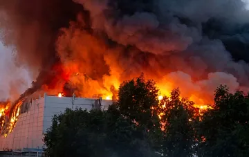 Вогняна пожежа і густий чорний дим над складом VARUS після нічного удару під Києвом