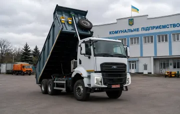 Украинский самосвал Ford с дистанционным управлением, поднятый кузов на территории коммунального предприятия