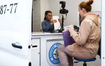 Украинка сдает документы для подтверждения личности в миграционном центре Польши