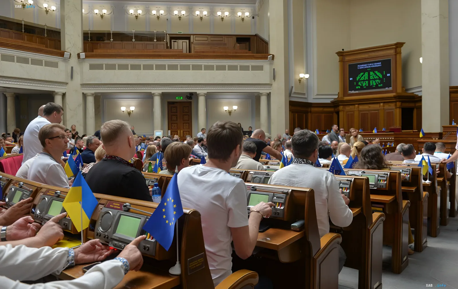 Abgeordnete der Werchowna Rada der Ukraine in einer Plenarsitzung im verstärkten Arbeitsmodus während Luftalarm in Kiew