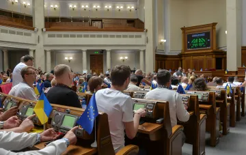 Abgeordnete der Werchowna Rada der Ukraine in einer Plenarsitzung im verstärkten Arbeitsmodus während Luftalarm in Kiew