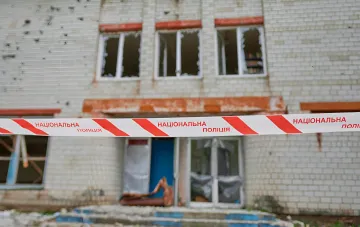 Повреждённое здание отдела полиции в Ровно после взрыва: выбитые окна, следы осколков на стенах и полицейская лента «Национальная полиция» на переднем плане