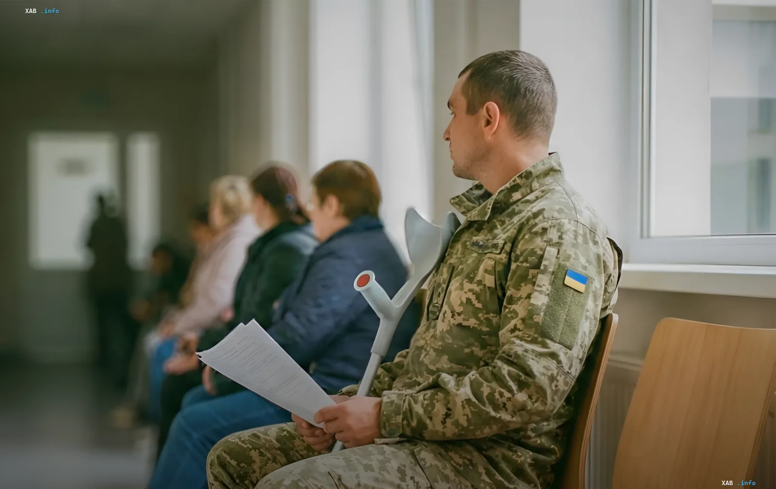 Военнослужащий ВСУ с костылем в зале ожидания больницы: закон №4954-IX сохранит денежное обеспечение на период стационарного лечения и реабилитации