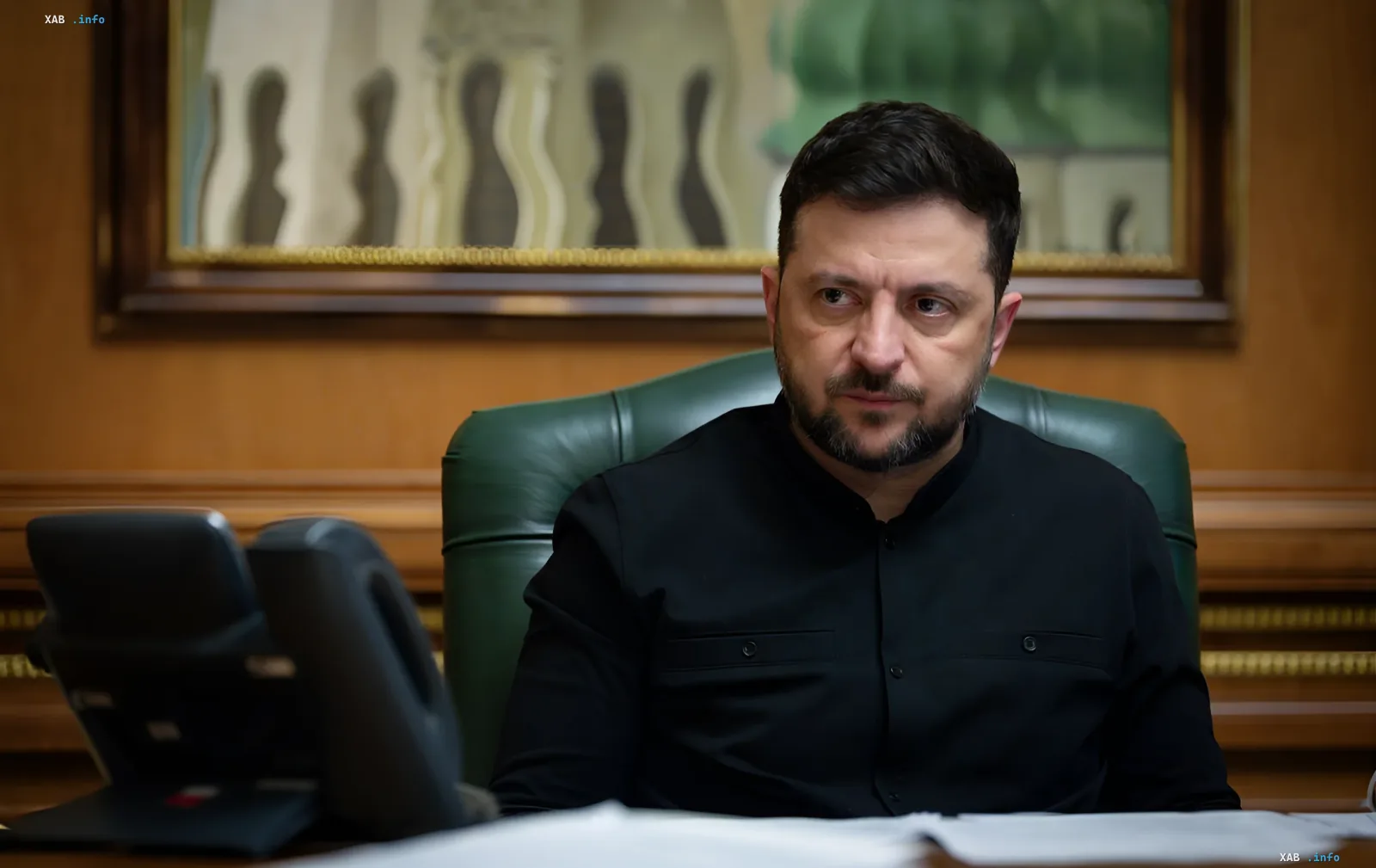 Владимир Зеленский за рабочим столом в кабинете, обсуждающий планы по зимнему обеспечению регионов Украины