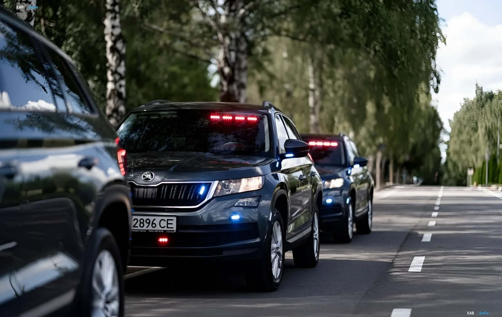 Phantom-Patroullfahrzeuge mit blauem Blaulicht in einer Kolonne auf einer Straße in Kiew