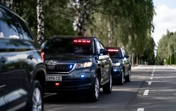 Phantom-Patroullfahrzeuge mit blauem Blaulicht in einer Kolonne auf einer Straße in Kiew