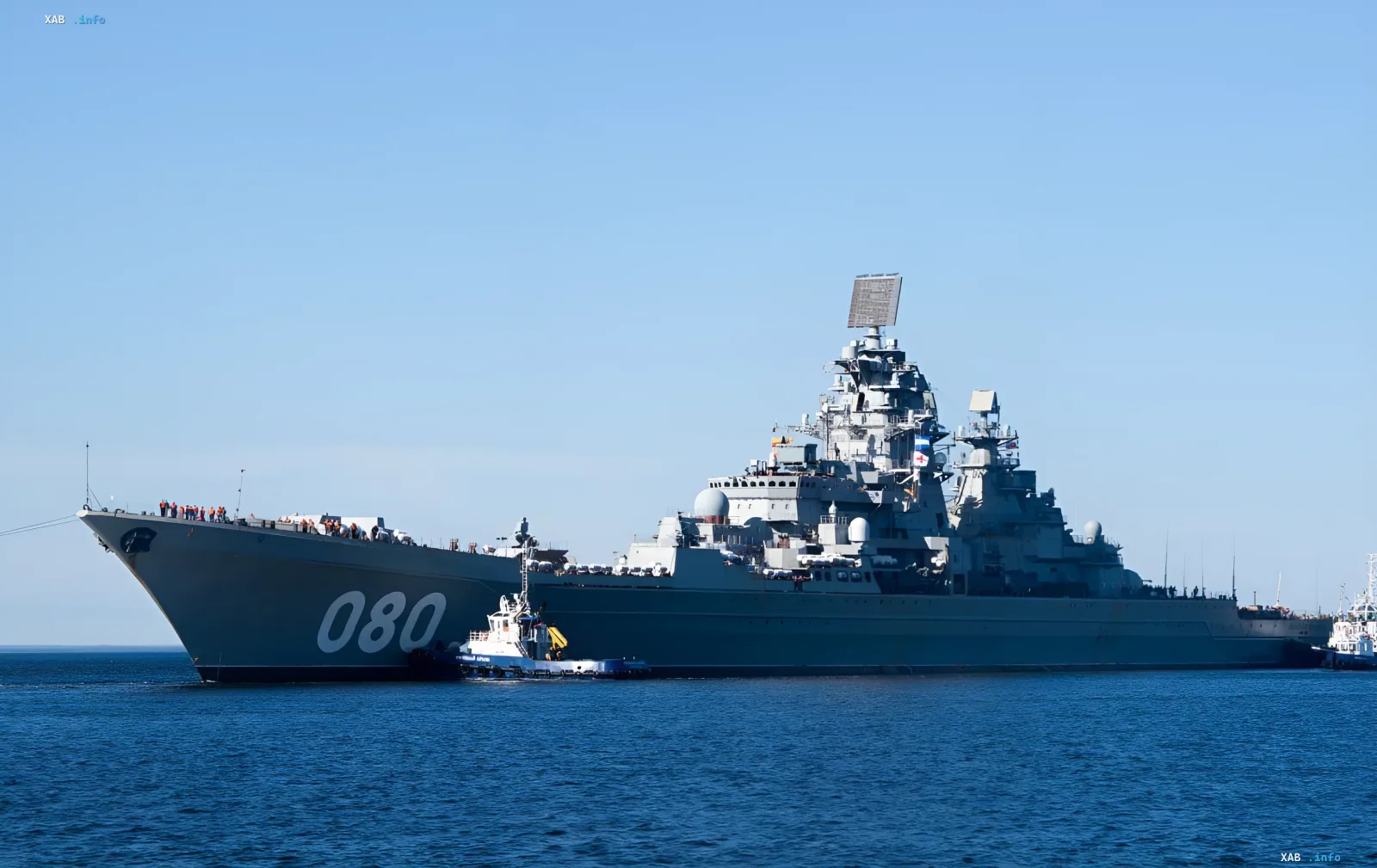 Atomgetriebener Lenkwaffenkreuzer Admiral Nakhimow (Rumpf 080) Projekt 1164 auf dem Wasser nach der Modernisierung, Schlepper am Bug, Besatzung auf dem Deck