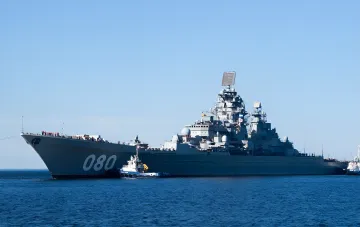 Atomgetriebener Lenkwaffenkreuzer Admiral Nakhimow (Rumpf 080) Projekt 1164 auf dem Wasser nach der Modernisierung, Schlepper am Bug, Besatzung auf dem Deck