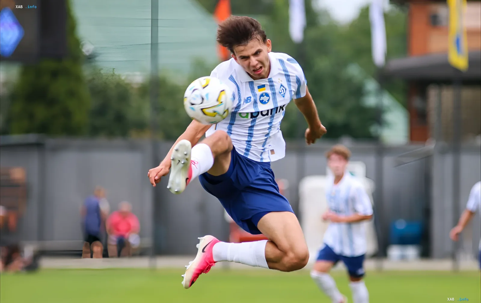 Ein Dynamo-U-19-Spieler in der weiß-blauen Trikot springt, um den Ball zu kontrollieren, im UEFA Youth League Spiel gegen Rangers