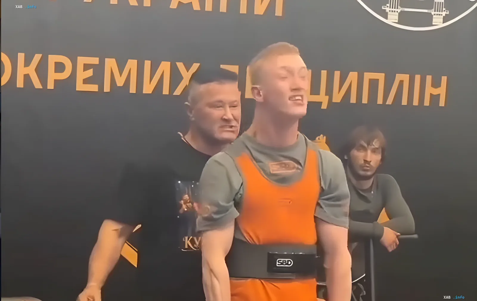 Дмитрий Полович с ДЦП в оранжевой экипировке после рекордного подъёма штанги 107,5 кг в становой тяге