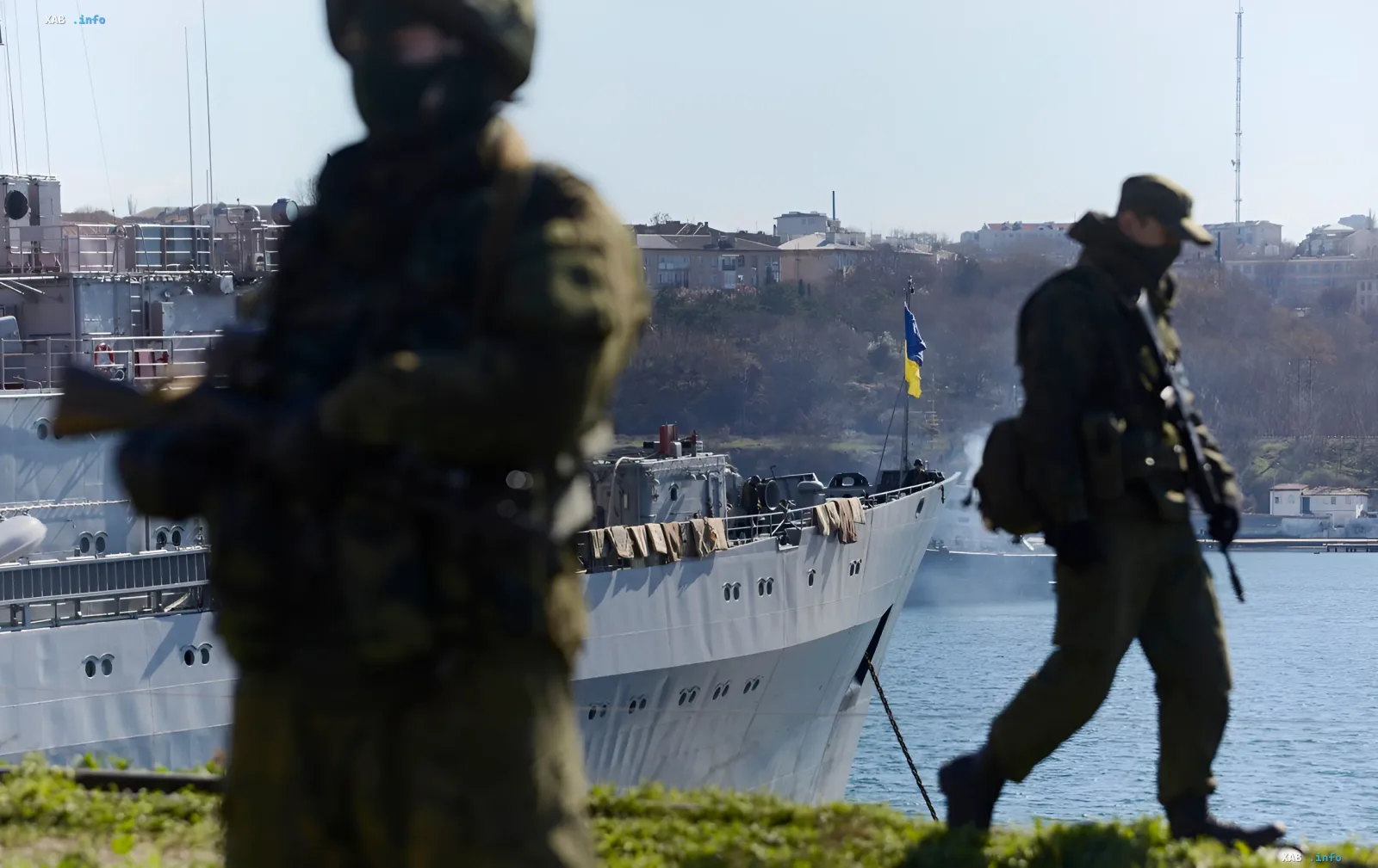 Украинские военные у причала в Крыму на фоне военного корабля и эллингов в Новоозерном